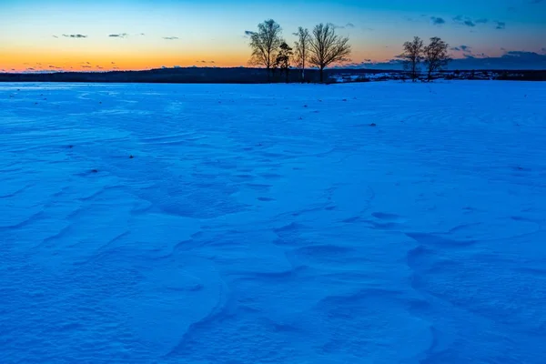 Kleurrijke winter na zonsondergang landschap — Stockfoto