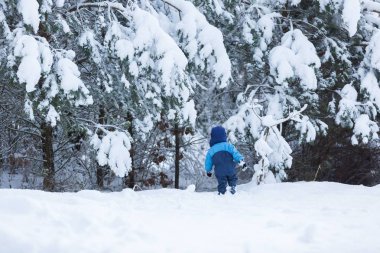 Karda oynarken mutlu çocuk