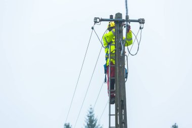 Elektrikçi elektrik hatları üzerinde çalışma