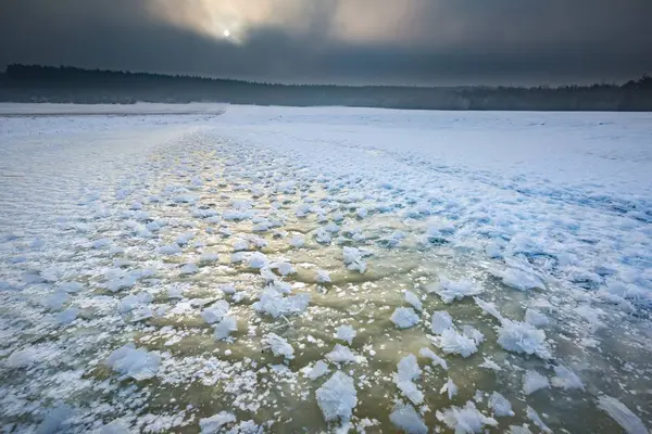 Donmuş su haznesi alanlar üzerinde. Kış manzarası. — Stok fotoğraf