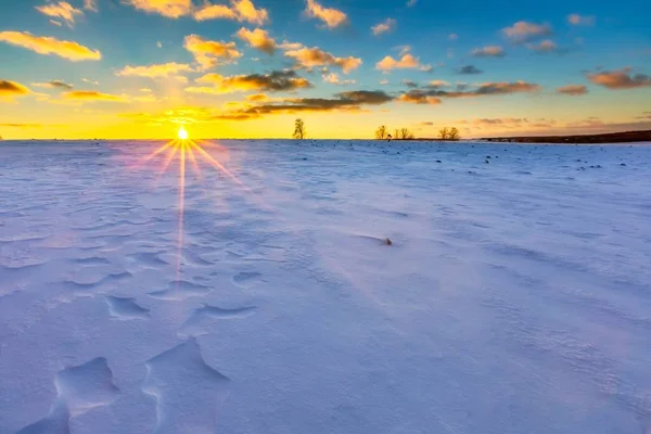 冬雪が風によって移動フィールド日没 — ストック写真