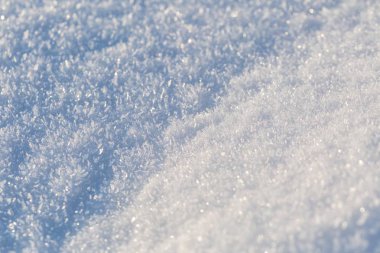 Kışın gerçek kar kalıpları yakın çekim.