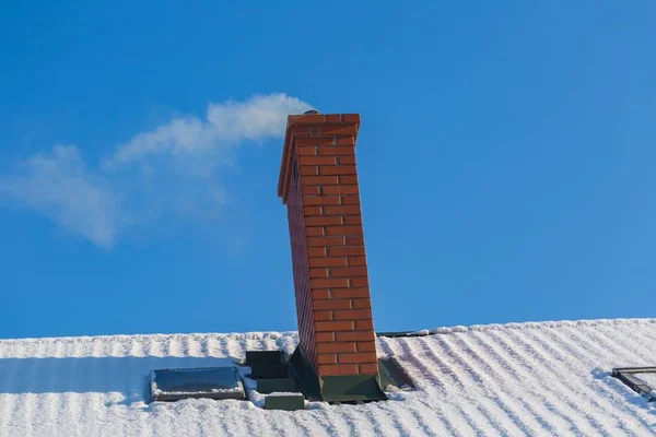 Chaminé no telhado de inverno — Fotografia de Stock