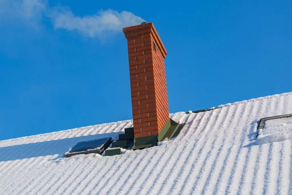 Chaminé no telhado de inverno — Fotografia de Stock