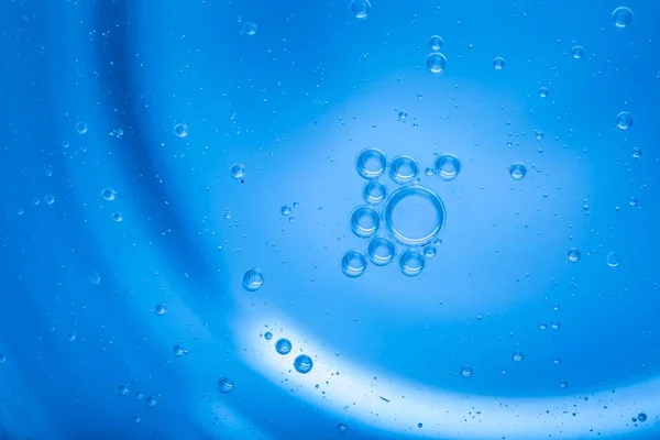 Gotas de aceite en la superficie del agua — Foto de Stock