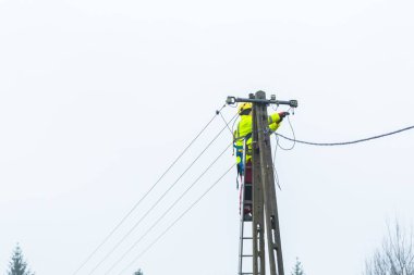 Elektrikçi elektrik hatları üzerinde çalışma