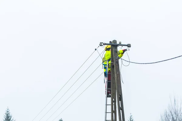 Electrician working on power lines — Stock Photo, Image