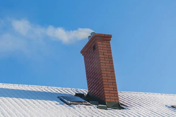 Chaminé no telhado da casa no inverno — Fotografia de Stock