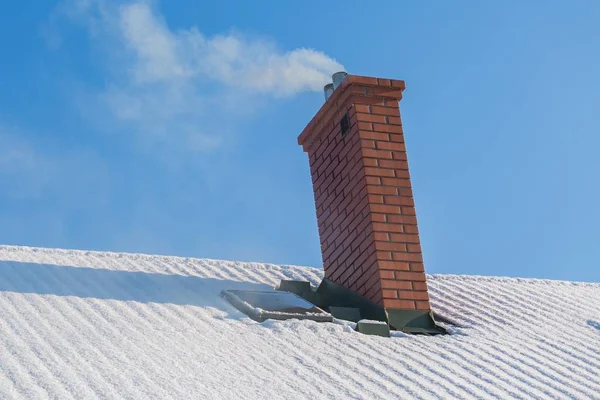 Kémény, tetőn a ház télen — Stock Fotó
