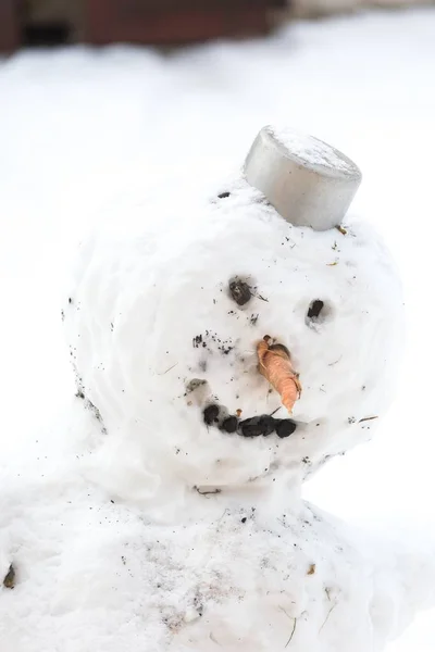 雪だるま - 面白い伝統的な雪の彫刻 — ストック写真