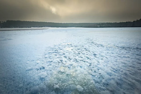 Donmuş su haznesi alanlar üzerinde. Kış manzarası. — Stok fotoğraf
