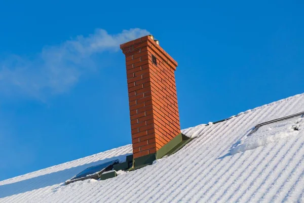 Chaminé no telhado da casa no inverno — Fotografia de Stock