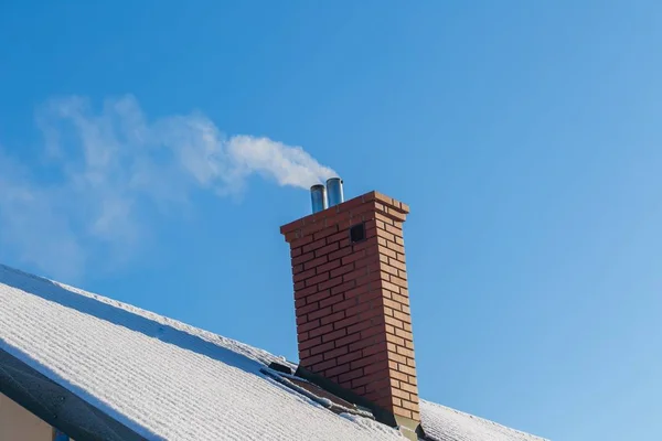 Kémény, tetőn a ház télen — Stock Fotó