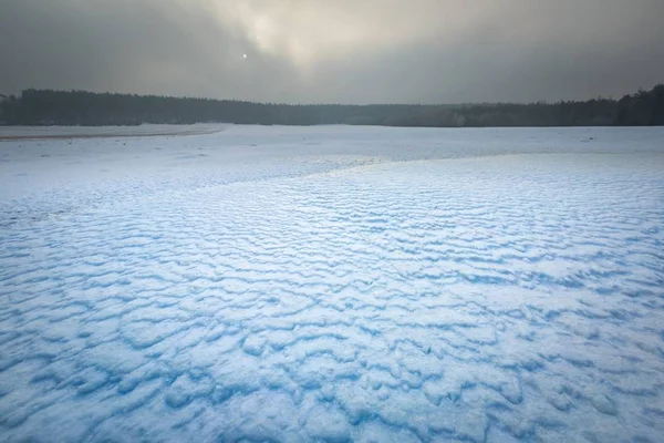 Bevroren waterreservoir op velden. Winterlandschap. — Stockfoto