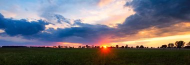 Bahar çayırlar üzerinde güzel pastoral gün batımı