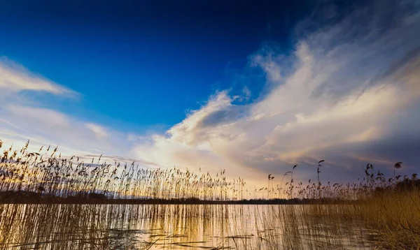 Bellissimo cielo nuvoloso sul lago al tramonto — Foto Stock