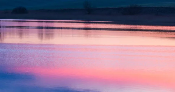 Sky reflecting in lake surface — Stock Photo, Image