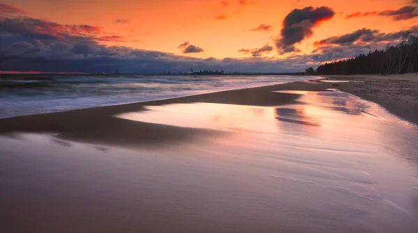 Coucher de soleil coloré et la mer — Photo