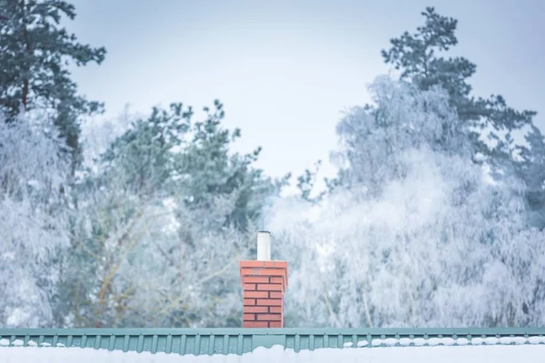 Дом дымоход на крыше в зимний период — стоковое фото