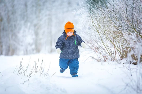 Felice ragazzo che gioca all'aperto in inverno — Foto Stock