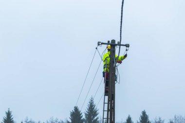 Elektrikçi elektrik hatları üzerinde çalışma
