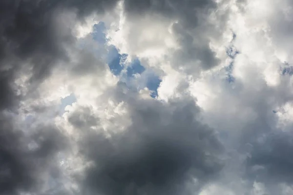 Temná bouře zamračená obloha pozadí — Stock fotografie