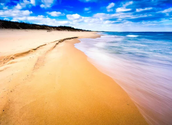 春に美しいバルト海を海岸します。 — ストック写真