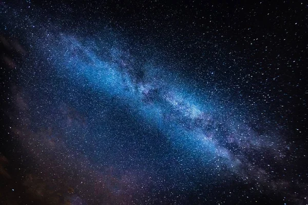 Samanyolu ve yıldızlı gökyüzünün — Stok fotoğraf