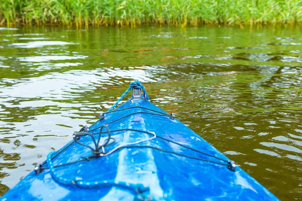Kayak au bord d'une rivière sauvage en pologne (rivière Omulew) ) — Photo