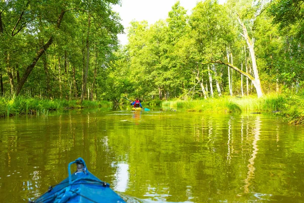 Kajakpaddling med vilda floden i Polen (Omulew flod) — Stockfoto