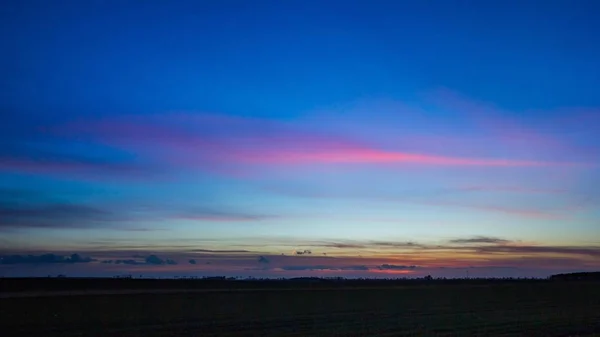 Krásné zářivé nebe nad poli v Polsku — Stock fotografie