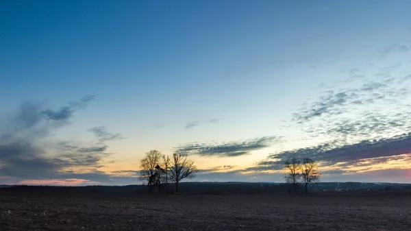 Bel cielo colorato tramonto sul campo arato in primavera — Foto Stock