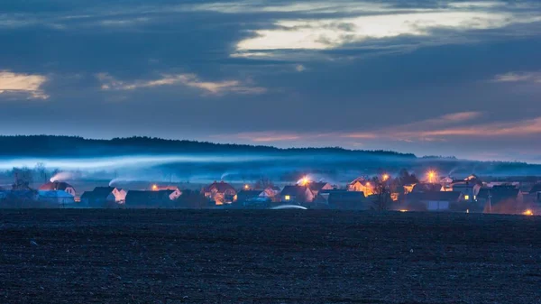 春にポーランド語村をカラフルな夕焼け — ストック写真