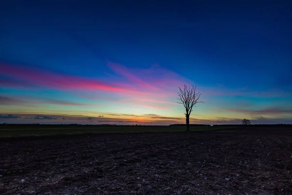 Céu vibrante bonito sobre os campos na Polônia — Fotografia de Stock