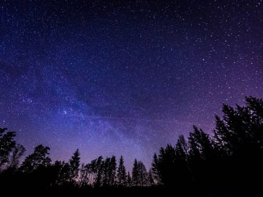 Kırsal manzara üzerinde gece gökyüzü