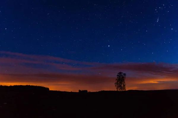 Céu noturno sobre paisagem rural — Fotografia de Stock