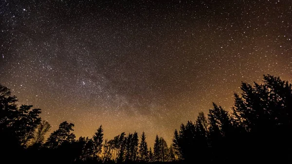 Cielo nocturno sobre paisaje rural — Foto de Stock