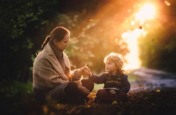 小さな男の子と紅葉の森に座っている母親 甘い家族セッション — ストック写真