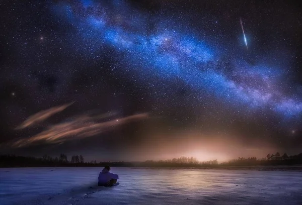 Paisagem de astrofotografia com homem assistindo estrelas . — Fotografia de Stock