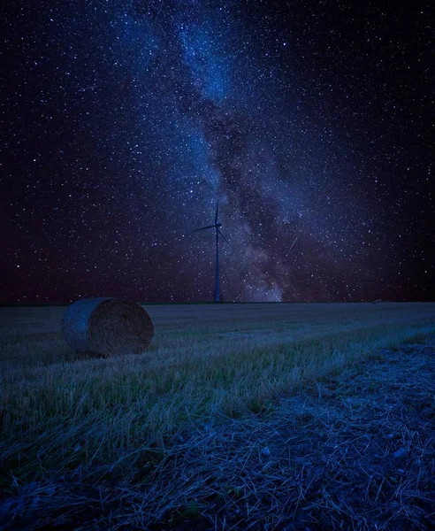 Ciel étoilé sur champ de chaume, paysage d'art — Photo