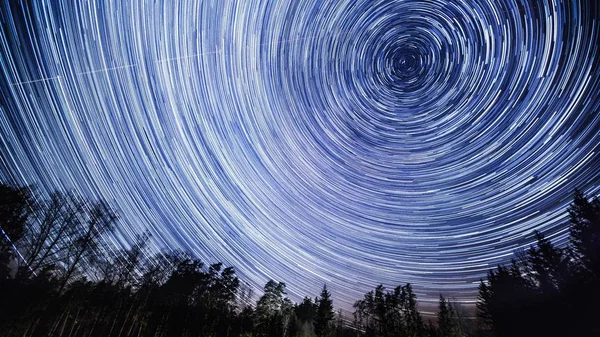 Schöne Sternenspuren am Nachthimmel — Stockfoto