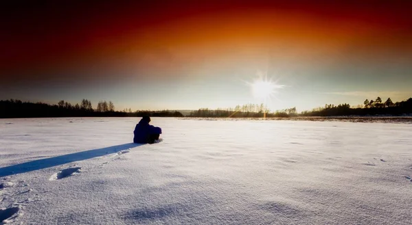 Man silhouette in tranquil winter landscape — Stock Photo, Image