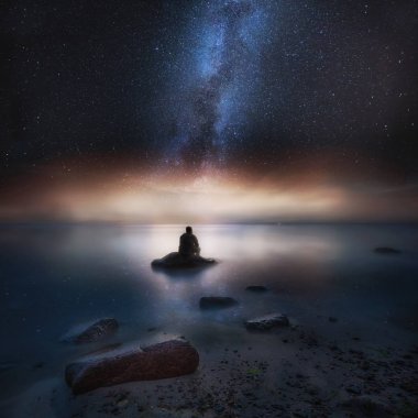 Gerçeküstü gece deniz manzarası ile adam siluet