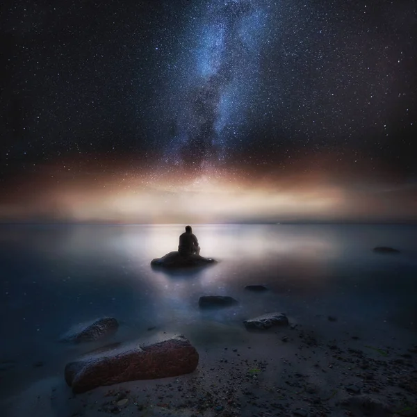 Paysage marin de nuit surréaliste avec silhouette homme — Photo