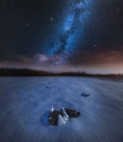 Paisagem noturna com molehill sob céu bonito estrelado — Fotografia de Stock