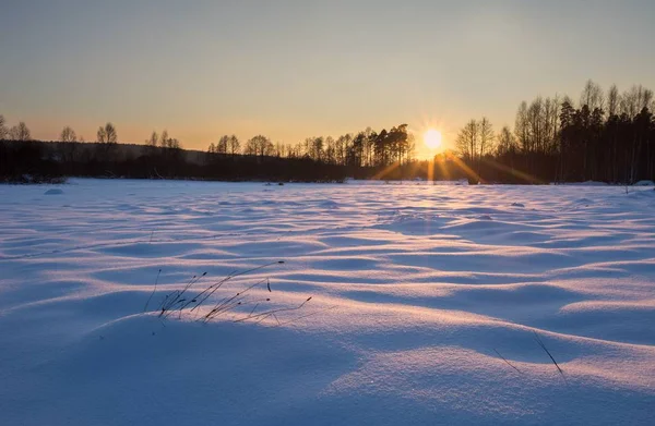 Paisagem de inverno na bela noite ensolarada — Fotografia de Stock