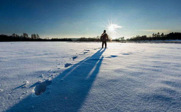 Man silhouette in tranquil winter landscape — Stock Photo, Image