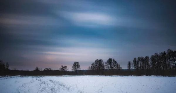 Winterlandschaft mit Langzeitbelichtung fotografiert — Stockfoto