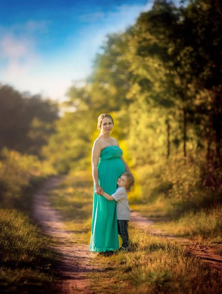 Hermosa Mujer Embarazada Aire Libre Posando Con Hijo Vacunación Familiar —  Fotos de Stock