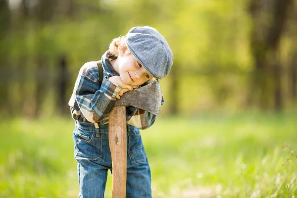 Liten Kaukasisk Pojke Hatt Poserar Med Stor Yxa Porträtt Liten — Stockfoto